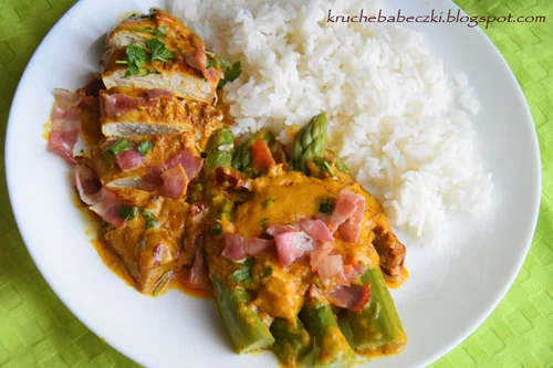 Kurczak w sosie z suszonymi pomidorami, boczkiem i szparagami