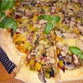 Prosta domowa pizza z kolorowym farszem