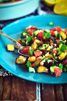 Sałatka z pieczonego bakłażana