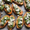 BATATY PIECZONE Z PESTO RUKOLI, FETĄ I PŁATKAMI MIGDAŁÓW