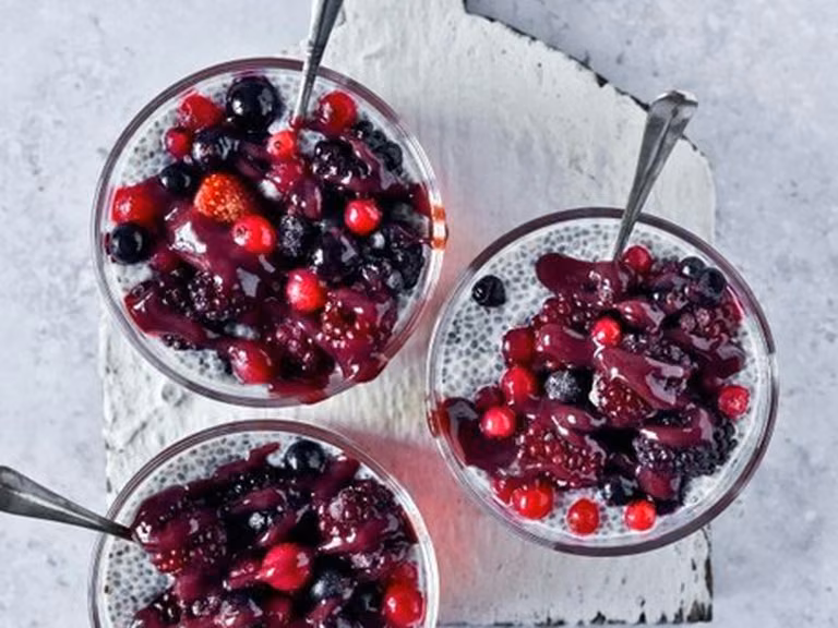 Przepis na owsiany pudding chia z kaszką i owocami - dla małych i dużych miłośników zdrowych przekąsek!