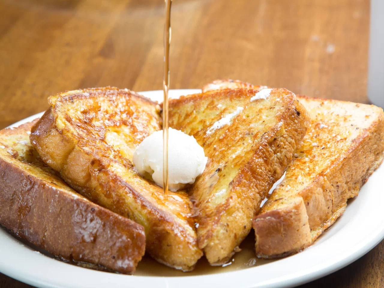 Nie marnuj czerstwego chleba! Wystarczy kilka minut i zamienisz go w pyszne danie!