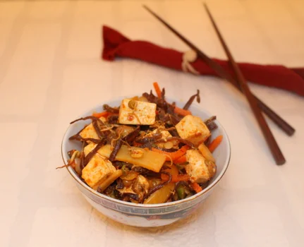 Pikantne tofu z warzywami