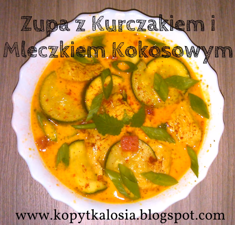 Orientalna Zupa z Kurczakiem, Mleczkiem Kokosowym i Makaronem Chow Mein