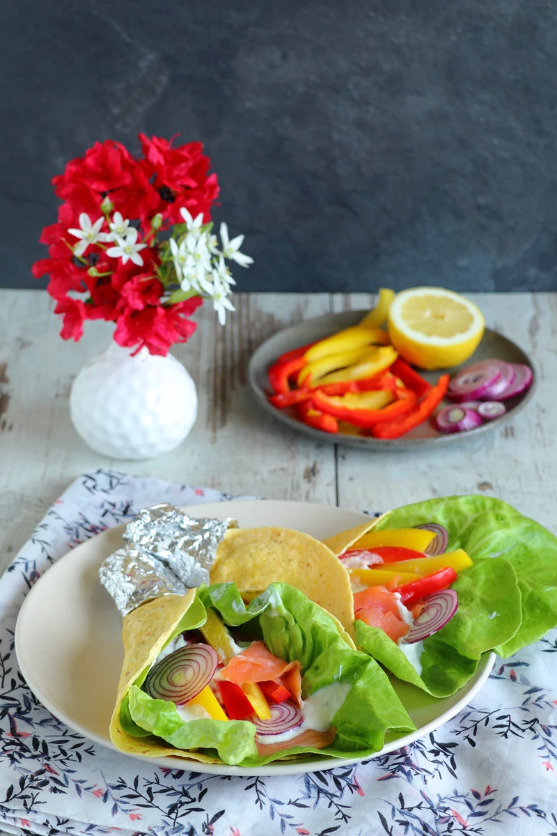 Tortilla z warzywami i wędzonym łososiem
