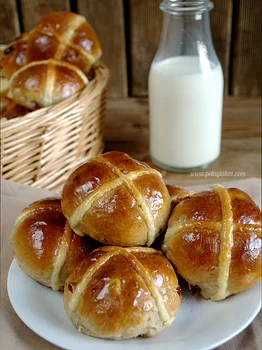 Wielkanocne bułeczki z krzyżykiem (Hot Cross Buns)