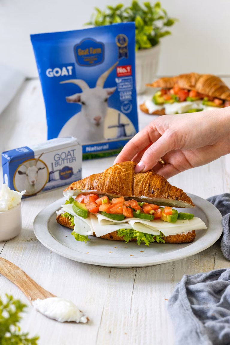 Croissant z kozim serem awokado i pomidorami