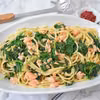 Spaghetti ze szpinakiem i wędzonym łososiem w sosie z białym winem