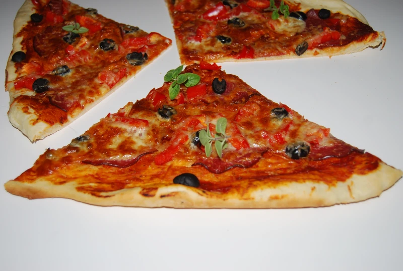 Pizza na cienkim cieście z semoliną
