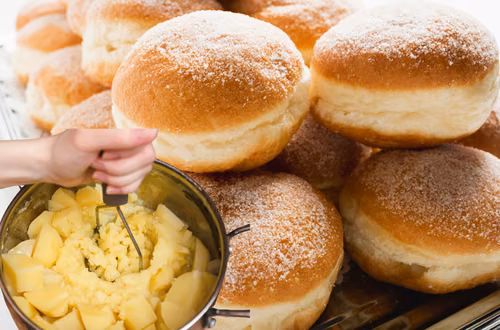 Pączki jak z PRL-u! Ten składnik dodawały nasze babcie, by były idealnie wilgotne!