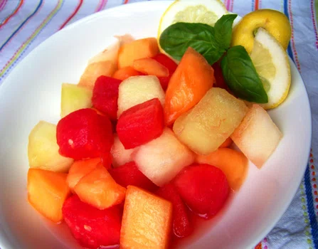 Sałatka owocowa z sosem bazyliowo-cytrynowym