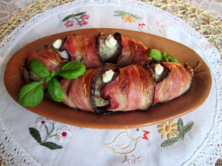 Kiełbasa biała pieczona w boczku