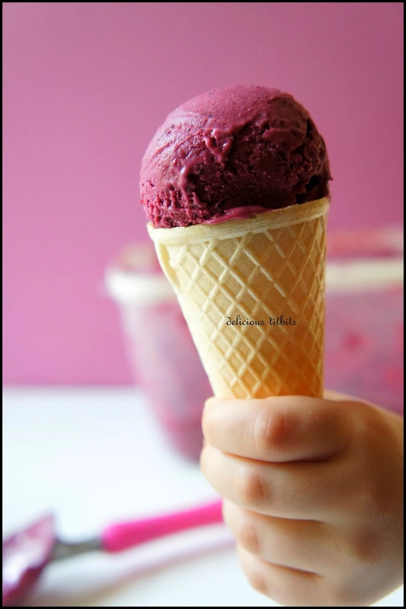 Lody z czarnej porzeczki