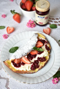 Omlet z serem i truskawkami