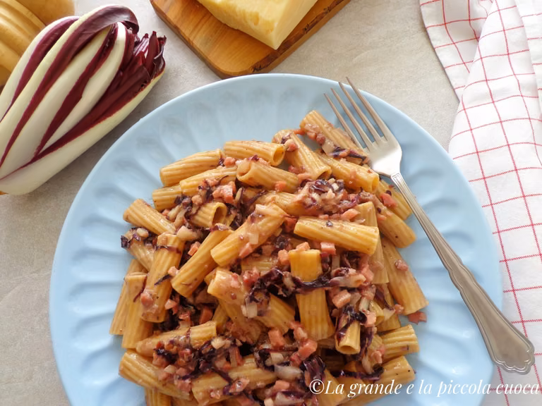 Makaron w kremowym sosie z wędzoną szynką i radicchio