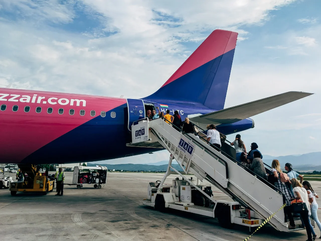 Ukryta opłata doliczana do biletów lotniczych! Wizz Air rezygnuje z niej po fali skarg