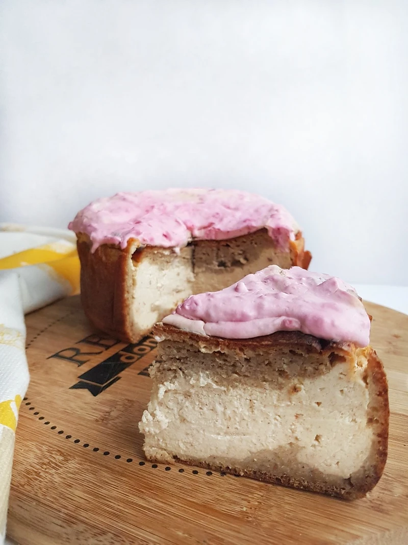 Zdrowy sernik w cieście bananowym bez cukru