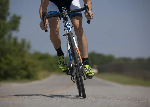 Jakie ćwiczenia rozgrzewające wykonać przed jazdą na rowerze?