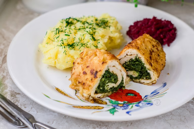 Drobiowe Roladki Nadziewane Szpinakiem, Pokrzywą I Serem Feta