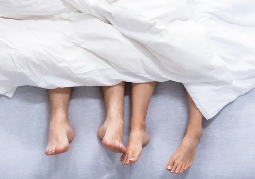 Spać razem czy oddzielnie? Co się dzieje gdy małżeństwo śpi osobno?
