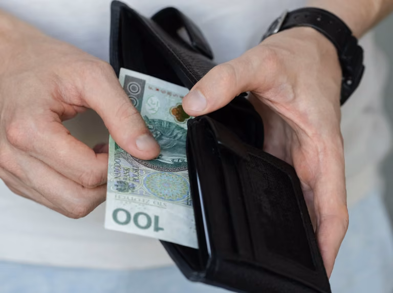 Rząd wycofuje się z rewolucji w pensji minimalnej! Wiele osób nie otrzyma obiecanych podwyżek