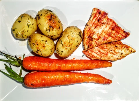 pierś z grilla, karmelizowane marchewki i młode ziemniaki