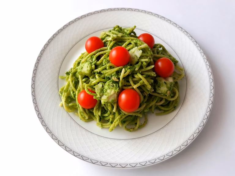 Makaron z rybą w pietruszkowym pesto