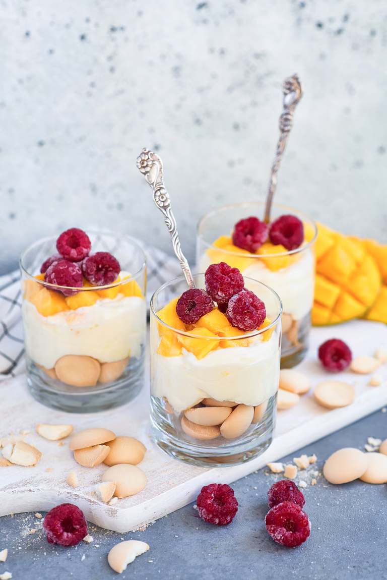 Puszysty deser z mango i malinami