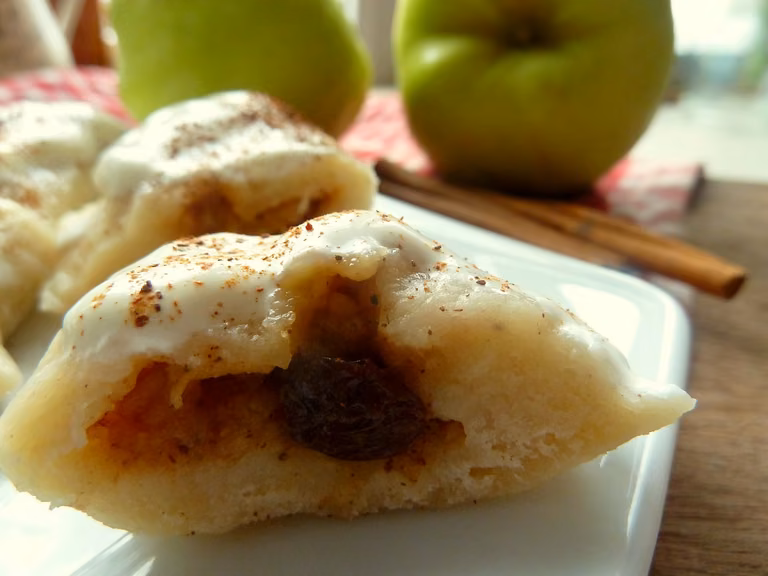 Maślankowe pierogi z szarlotkowym nadzieniem