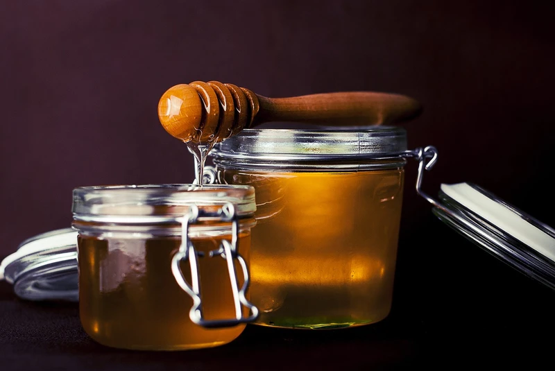 Miód manuka: Skąd pochodzi, jak działa, jaki miód kupować