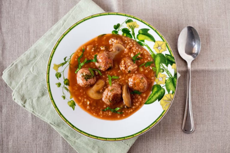 ZUPA Z KLOPSIKAMI, KASZĄ JĘCZMIENNĄ I PIECZARKAMI