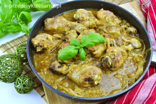 Kurczak duszony w cebuli – przepis na pyszny obiad