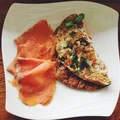 Omlet z pomidorami i łososiem