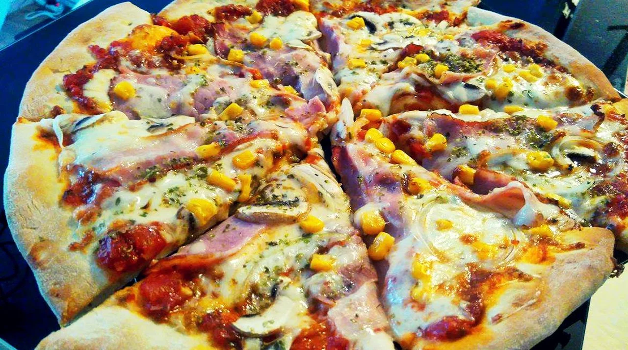 Recepta na pizzę jak z pizzerii: Idealne ciasto i sos bazowy