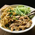 Noodle na wynos z kurczakiem i świeżym ogórkiem