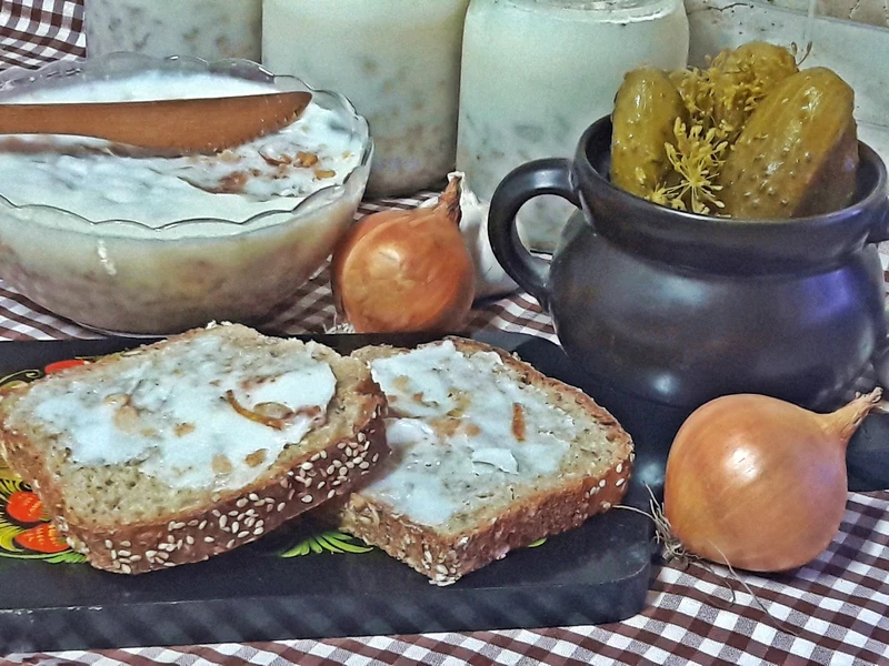 Domowy smalec z majerankiem i cebulką