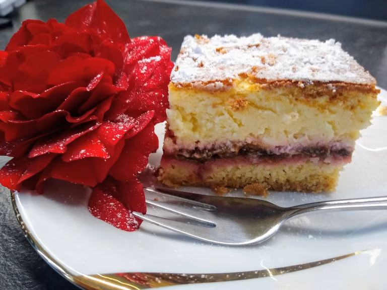 Sernik ze śliwkami