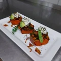 Pieczone bataty z ciecierzycą, pomidorami, kozim serem i avocado.