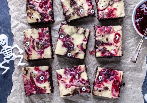 Halloweenowe brownie z malinami! Wygląda upiornie, smakuje obłędnie!