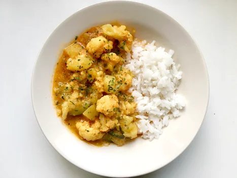 ŻÓŁTE CURRY Z KALAFIOREM I ZIEMNIAKAMI