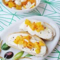 Grzanki owocowe z mozzarellą