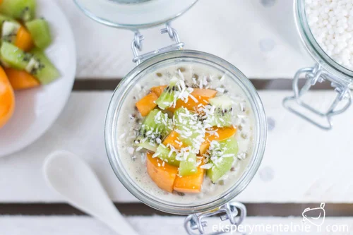 Pudding z tapioki i nasion chia z owocami