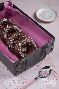 Pieczone donuty z polewą czekoladową
