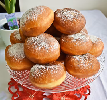 Tradycyjne pączki z marmoladą