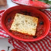 Pieczona feta w pomidorach z oliwkami i czerwoną cebulą