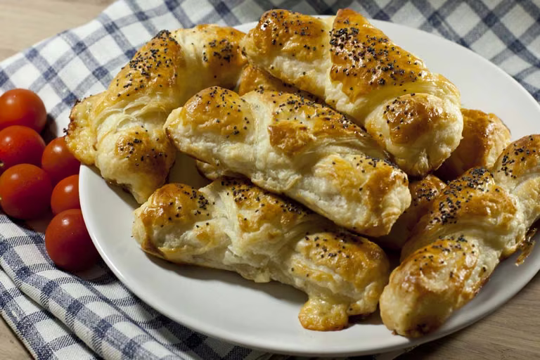 DOMOWE CROISSANTY Z SZYNKĄ I SEREM