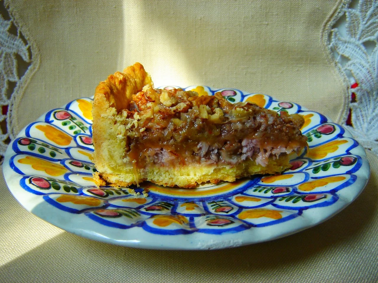 Lukrowy torcik rabarbarowy z orzechami
