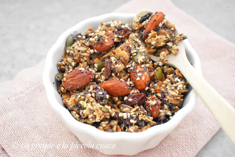 Granola z makiem i suszonymi owocami