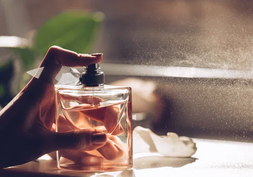 Jak przedłużyć trwałość perfum?