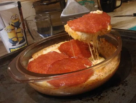 Zapiekanka a'la pizza z kalafiorem i salami